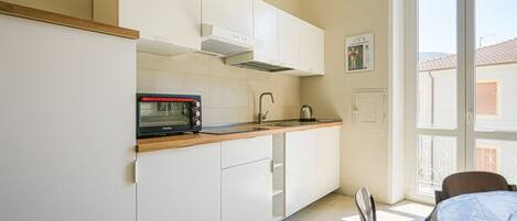 Réfrigérateur, surface de cuisson, vaisselle et ustensiles