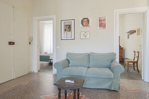 Living area - Central Apartment x4 with two balconies (La Spezia)