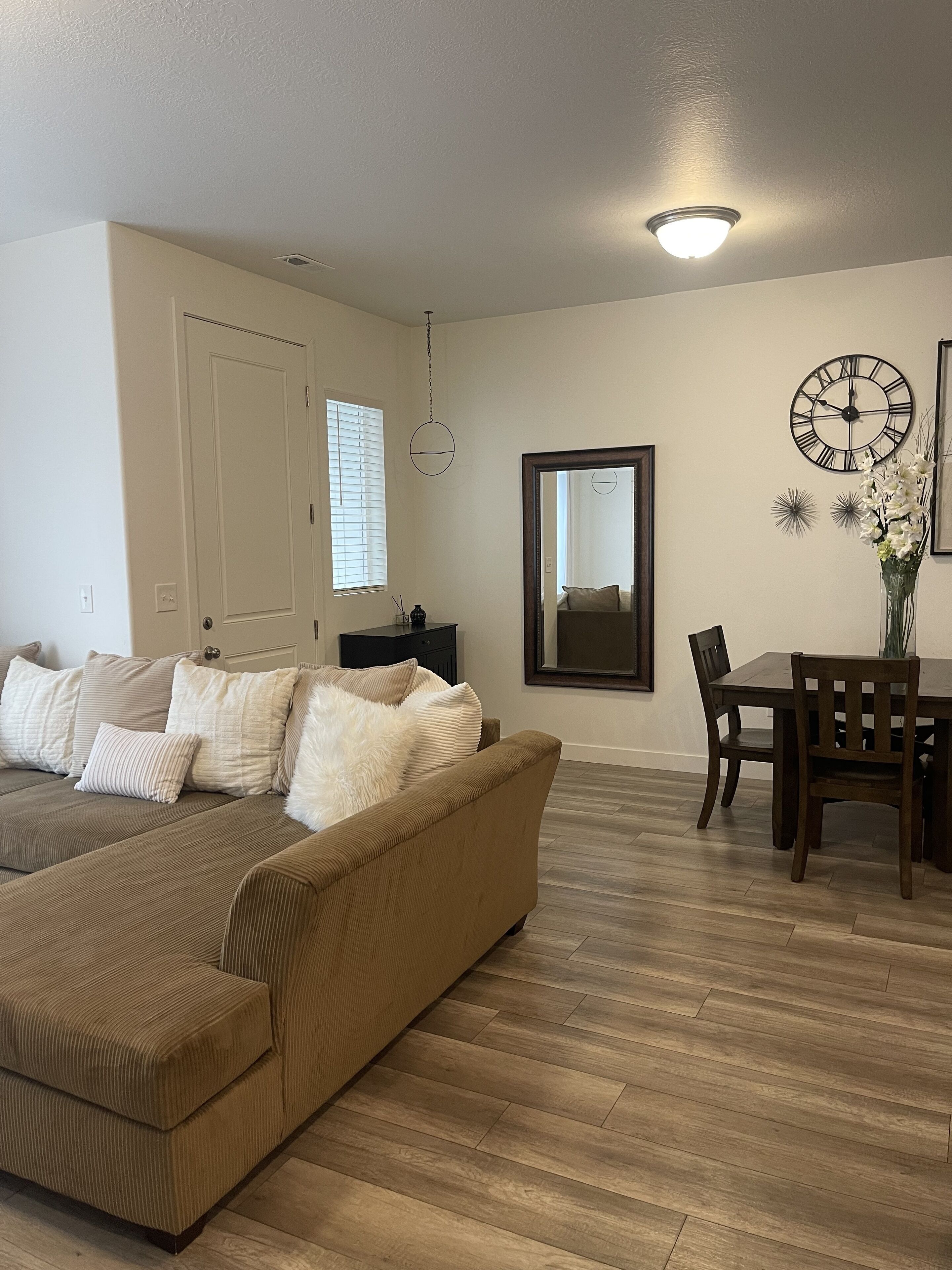 Cozy Townhome/3 Bed /3 Bath /2 Car Garage /BBQ Grill /Firepit/ Balcony 