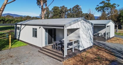 "The Eildon" 2 Bedroom Villa - Cabin Villa Sleep up to 5