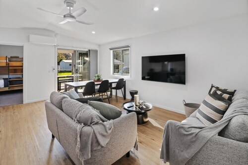 "The Eildon" 2 Bedroom Villa - Cabin Villa Sleep up to 5