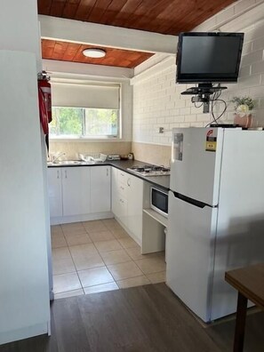 Réfrigérateur, micro-ondes, plaque de cuisson, grille-pain