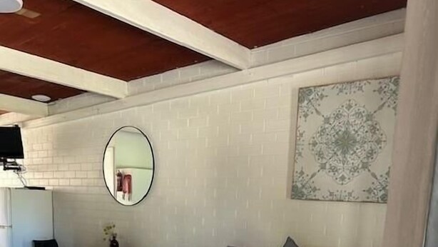Une chambre à coucher avec un lit, un bureau et une chaise.