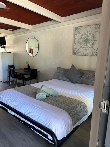 MOTEL 4T - Queen bed, 1 single, 1 trundle