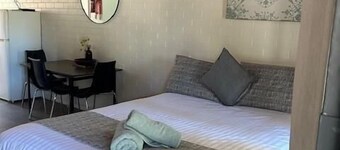 MOTEL 4T - Queen bed, 1 single, 1 trundle