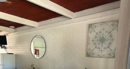 MOTEL 4T - Queen bed, 1 single, 1 trundle