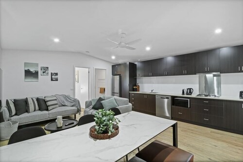 "The Rubicon" 2 Bedroom Villa - Cabin Villa 4 Sleep 5