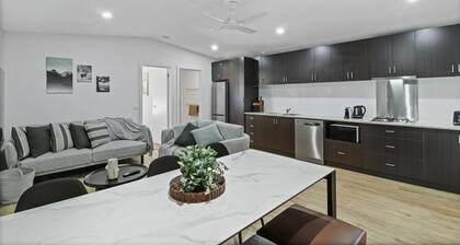 "The Rubicon" 2 Bedroom Villa - Cabin Villa 4 Sleep 5