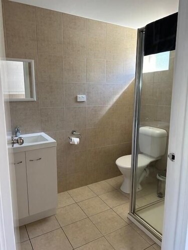 MOTEL 4 - Sleeps 4 - Queen bed, bunk set
