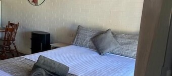 MOTEL 4 - Sleeps 4 - Queen bed, bunk set
