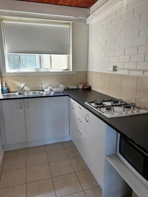 Fridge, microwave, stovetop, toaster - MOTEL 5 - Sleeps up to 5 - Queen bed, single bunk set, trundle bed (Thornton)