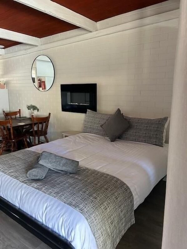 1 bedroom, free WiFi, bed sheets - MOTEL 5 - Sleeps up to 5 - Queen bed, single bunk set, trundle bed (Thornton)