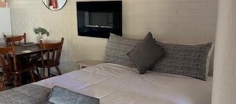 MOTEL 5 - Sleeps up to 5 - Queen bed, single bunk set, trundle bed