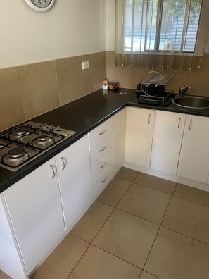 Microwave, stovetop - CABIN 2Q - Couple or single, motel style cabin (Thornton)