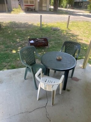 Outdoor dining - CABIN 6 - Two Bedrooms, sleep up to 6 (Thornton)