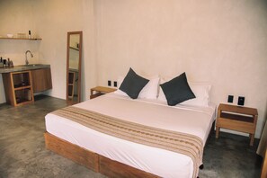 Sengetøy av topp kvalitet, minibar og safe på rommet