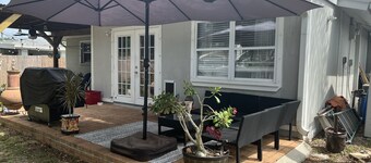 Peaceful Room 15 Minutes from Downtown or Beach