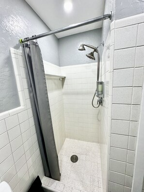 Douche, sèche-cheveux, serviettes fournies, savon