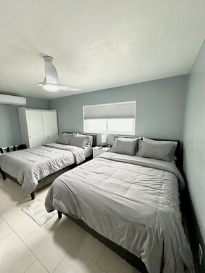 1 chambre, bureau, fer et planche à repasser, lit parapluie