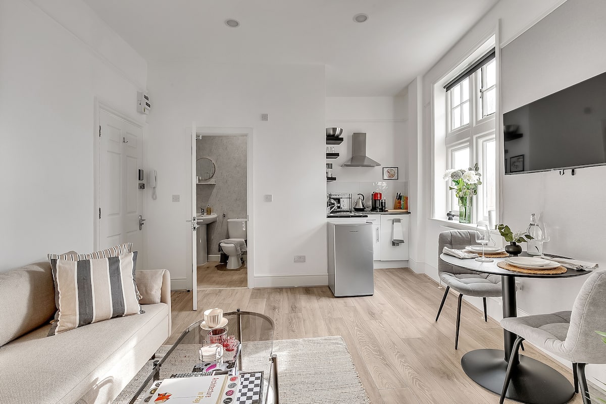 Apartment, 2 Schlafzimmer | Wohnbereich | 50-Zoll-Flachbildfernseher mit Kabelempfang
