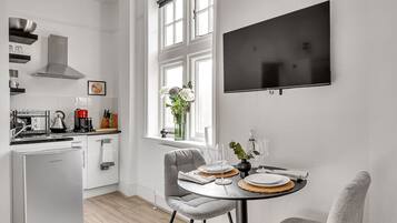 Apartamento, 2 habitaciones | Cocina privada | Frigorífico, microondas, horno y placa de cocina