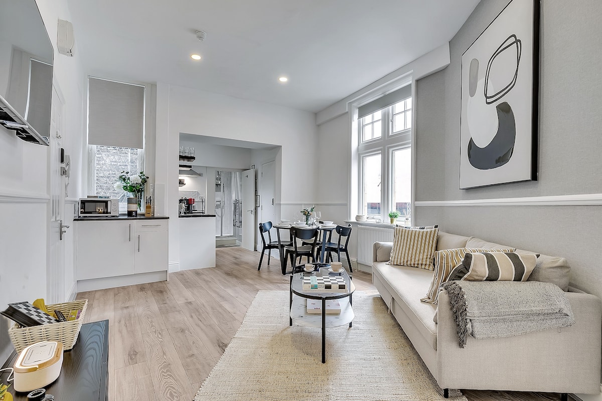 Apartment, 2 Schlafzimmer, Kochnische | Wohnbereich | 50-Zoll-Flachbildfernseher mit Kabelempfang