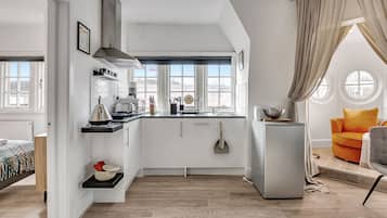 Appartement, 1 slaapkamer, kitchenette | Privékeuken | Een koelkast, een magnetron, een oven, een kookplaat