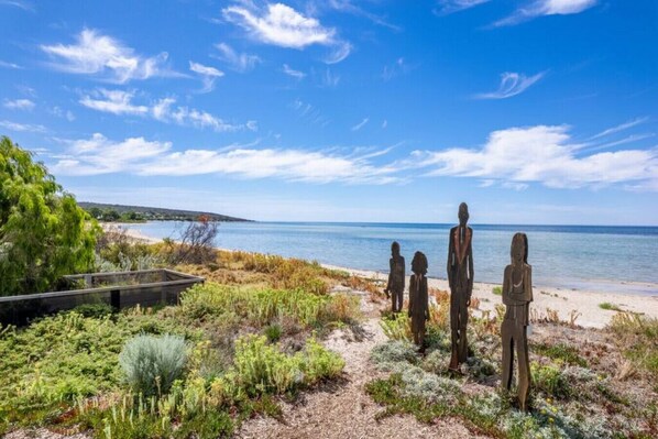 بالقرب من الشاطئ