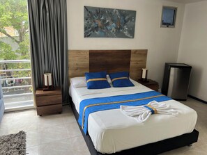 Deluxe Suite | Premium bedding, pillowtop beds, in-room safe, individually decorated - Hotel boutique santa ana (Cartago)