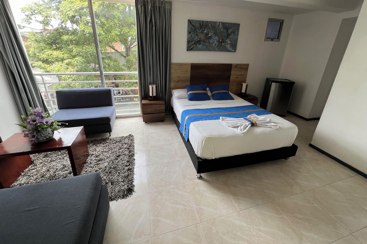 Deluxe Suite | 1 bedroom, premium bedding, pillow-top beds, in-room safe