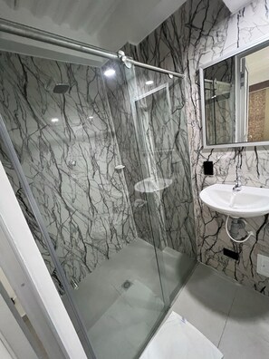 Quarto casal | Banheiro | Chuveiro, chuveiro com efeito de chuva