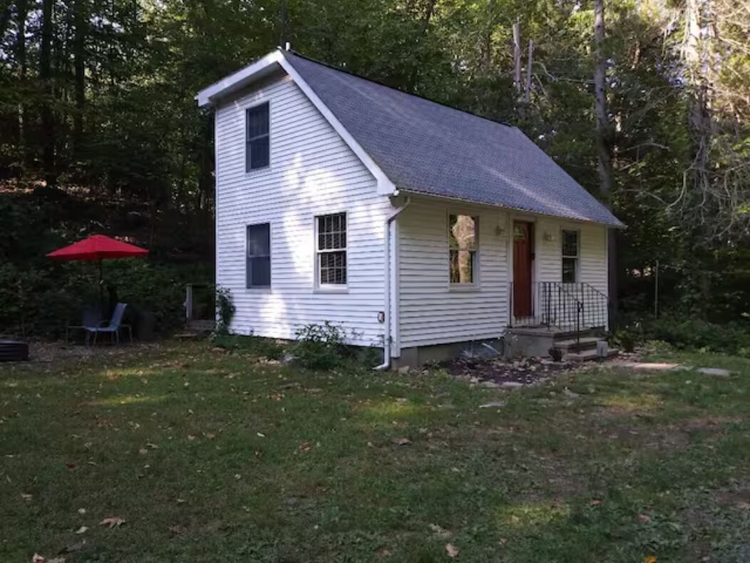 Charming Private and Serene cottage close to I-84 and shopping