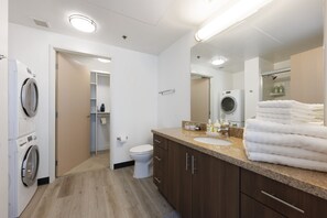 Hair dryer, towels, soap, toilet paper - Luxury designed 1BR apartment (Beverly Hills)