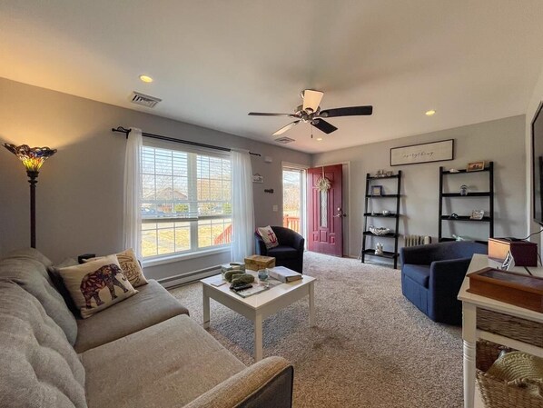 Smart TV - Pet Friendly, 2.5 Blocks to Beach. Minutes to shore towns. (Villas)