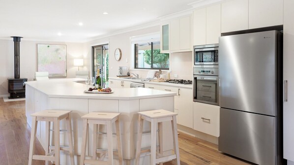 Herdplatte, Geschirrspüler, Wasserkocher mit Kaffee-/Teezubehör