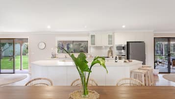 SpishÀll, diskmaskin, kaffe- och tebryggare och matbord