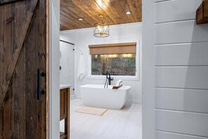 Douche, serviettes fournies, savon, shampooing