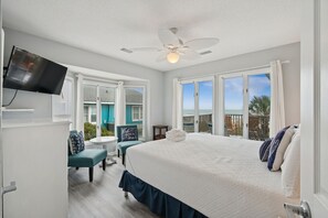 4 bedrooms, desk, iron/ironing board, free WiFi - Oceanfront, Game Room, 2 Large Decks & Open Floorplan - Living On The Edge (Folly Beach)