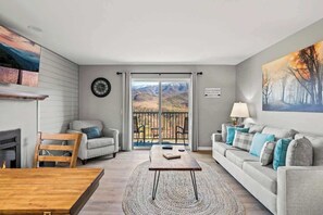 テレビ、暖炉、書斎 / ワークスペース