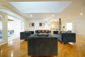 智能电视、桌上足球、乒乓球