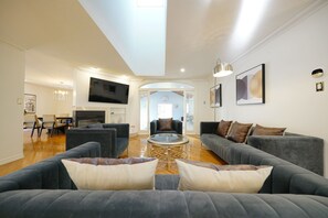 智能电视、桌上足球、乒乓球