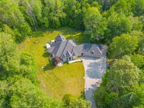 Exterior - Casa ~ Pool ~ Fire Pit ~ BBQ (Orillia)