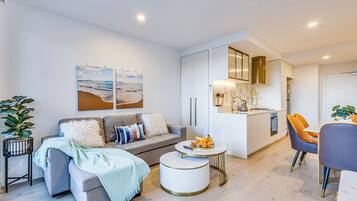 舒适公寓, 城市景观 | 起居区 | 55-英寸电视(配备有线频道)