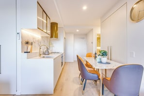 Comfort Apartment, City View | Dapur peribadi | Peti sejuk, ketuhar gelombang mikro, ketuhar, pembancuh kopi/teh 