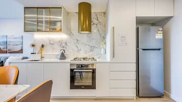 Apartamento Confort, vistas a la ciudad | Cocina privada | Frigorífico, microondas, horno y cafetera o tetera