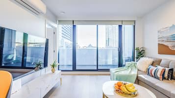 Apartamento Confort, vistas a la ciudad | Zona de estar | Televisión de 55 pulgadas con canales por cable