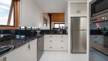Geladeira, micro-ondas, fogão, cooktop