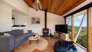 Smart TV, fireplace - TJ's Tree House with Ocean Views (Cape Schanck)