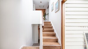 Un escalier avec des marches en bois menant à un palier.