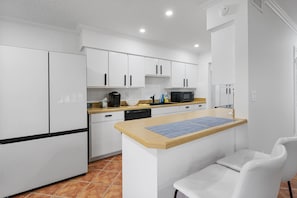 Private kitchen - Beautiful family-friendly beachside home (Melbourne Beach)